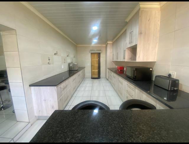 5 BEDROOM HOUSE FOR SALE IN MULLERSTUINE